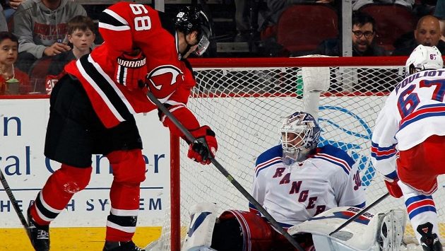 Jaromír Jágr v dresu New Jersey se snaží překonat brankáře New York Rangers Henrika Lundqvista. Jaromír Jágr v dresu New Jersey se snaží překonat brankáře New York Rangers Henrika Lundqvista.