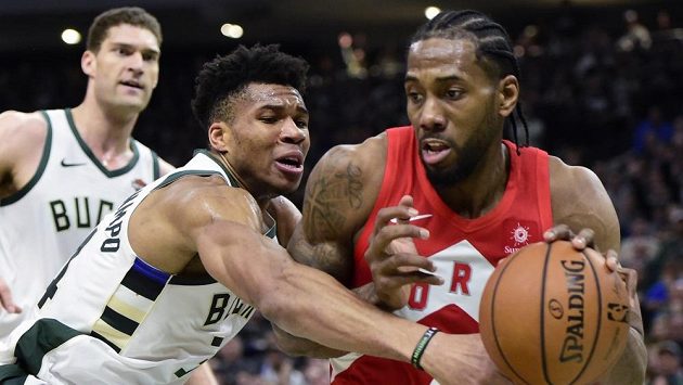 Janis Adetokunbo (vlevo) z Milwaukee a Kawhi Leonard z Toronta. Janis Adetokunbo (vlevo) z Milwaukee a Kawhi Leonard z Toronta.
