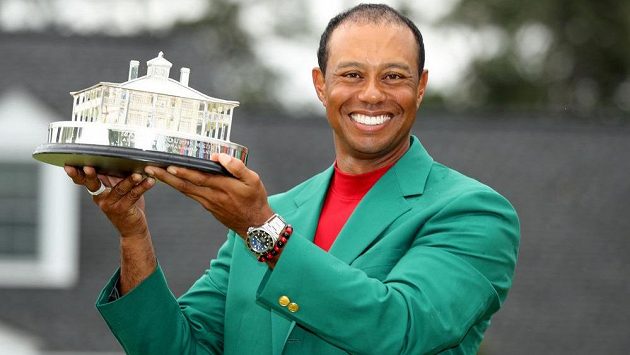 Tradiční zelené sako a trofej - Tiger Woods popáté vyhrál slavné Masters v Augustě. Tradiční zelené sako a trofej - Tiger Woods popáté vyhrál slavné Masters v Augustě.