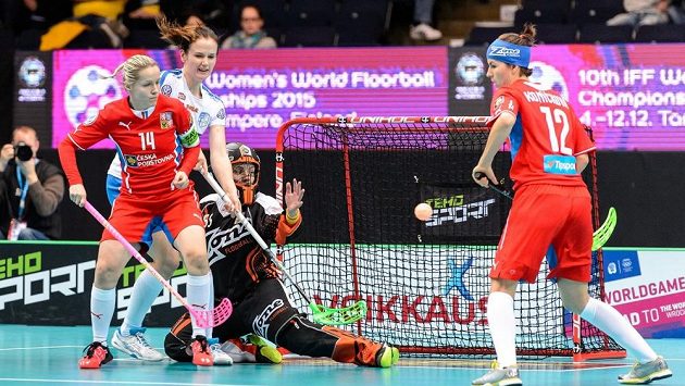 Denisa Billá (vlevo) a Hana Koníčková hájí prostor před brankářkou Lenkou Kubíčkovou. Denisa Billá (vlevo) a Hana Koníčková hájí prostor před brankářkou Lenkou Kubíčkovou.