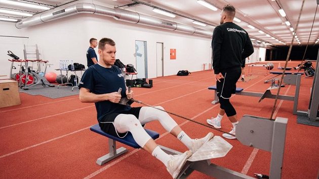 Na veslařském trenažeru se v posilovně potí nahrávač Luboš Bartůněk. Na veslařském trenažeru se v posilovně potí nahrávač Luboš Bartůněk.