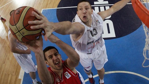 Belgičan Maxime De Zeeuw (vpravo) blokuje střelecký pokus Srba Vasilje Mičiče. Belgičan Maxime De Zeeuw (vpravo) blokuje střelecký pokus Srba Vasilje Mičiče.