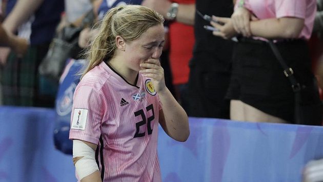 Střelkyně třetího gólu Skotek Erin Cuthbertová opouští hřiště po skončení zápasu MS žen mezi Argentinou a Skotskem. Střelkyně třetího gólu Skotek Erin Cuthbertová opouští hřiště po skončení zápasu MS žen mezi Argentinou a Skotskem.