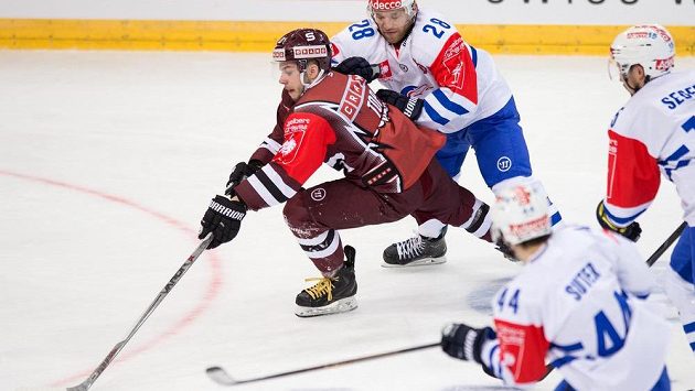 Útočník Martin Réway ještě v dresu Sparty a Eyan Keller (28) z Curychu v utkání 1. kola play off Ligy mistrů. Útočník Martin Réway ještě v dresu Sparty a Eyan Keller (28) z Curychu v utkání 1. kola play off Ligy mistrů.