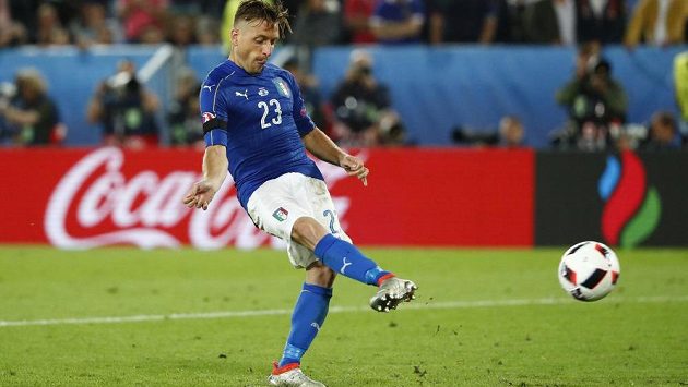 Ital Emanuele Giaccherini kope penaltu ve čtvrtfinále ME proti Německu. Ital Emanuele Giaccherini kope penaltu ve čtvrtfinále ME proti Německu.