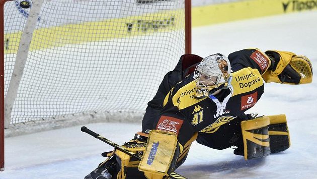 Brankář Litvínova Pavel Kantor inkasuje gól. Brankář Litvínova Pavel Kantor inkasuje gól.