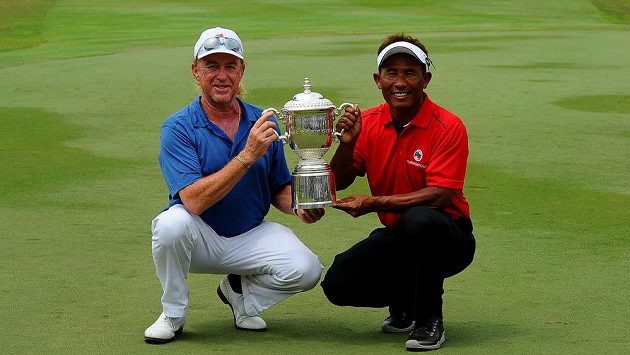 Golfisté Miguel Angel Jimenez (vlevo) a Thongchai Jaidee se podělili o trofej pro vítěze Eurasia Cupu. Golfisté Miguel Angel Jimenez (vlevo) a Thongchai Jaidee se podělili o trofej pro vítěze Eurasia Cupu.