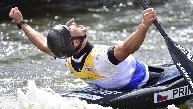 Vít Přindiš oslavuje triumf v závodu SP ve vodním slalomu v Troji. Vít Přindiš oslavuje triumf v závodu SP ve vodním slalomu v Troji.