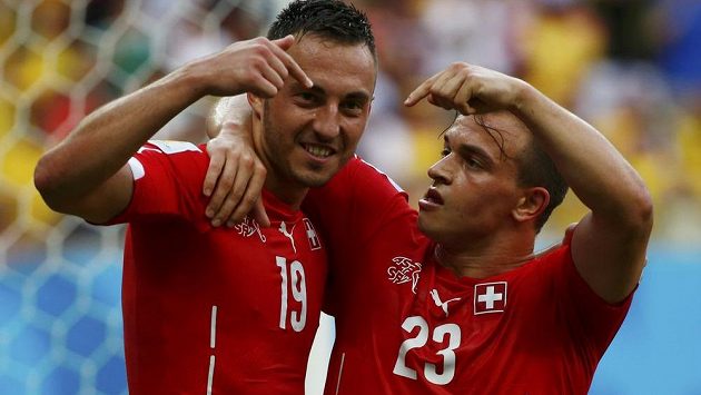 Autor hattricku Xherdan Shaqiri (vpravo) slaví svůj druhý gól proti Hondurasu s Josipem Drmicem. Autor hattricku Xherdan Shaqiri (vpravo) slaví svůj druhý gól proti Hondurasu s Josipem Drmicem.