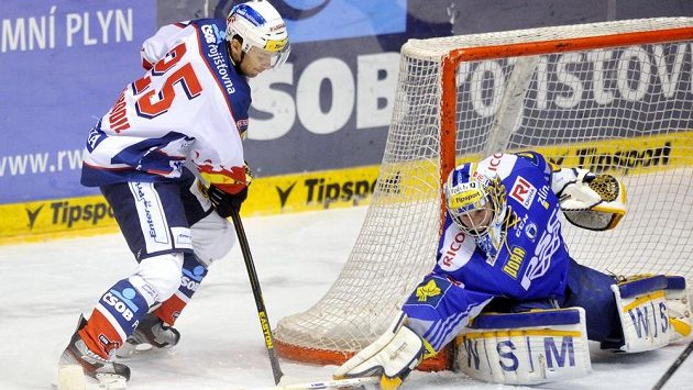 Lukáš Nahodil z Pardubic před brankou Libora Kašíka ze Zlína. Lukáš Nahodil z Pardubic před brankou Libora Kašíka ze Zlína.