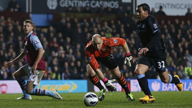 Carlos Tévez (vpravo) z Manchesteru City obešel brankáře Brada Guzana z Aston Villy a rozhodl o výhře svého týmu. Carlos Tévez (vpravo) z Manchesteru City obešel brankáře Brada Guzana z Aston Villy a rozhodl o výhře svého týmu.