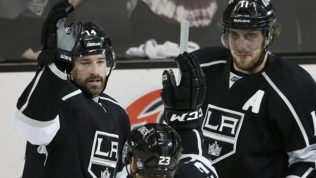 Útočník LA Justin Williams (vlevo) slaví svůj druhý a zároveň vítězný gól proti San Jose. Útočník LA Justin Williams (vlevo) slaví svůj druhý a zároveň vítězný gól proti San Jose.