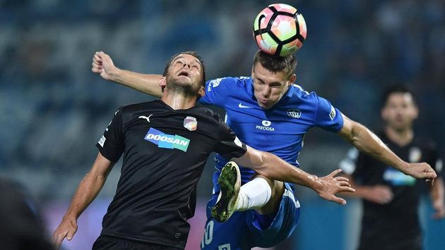 Zdeněk Folprecht (vpravo) ze Slovanu Liberec a plzeňský Marek Bakoš. Zdeněk Folprecht (vpravo) ze Slovanu Liberec a plzeňský Marek Bakoš.