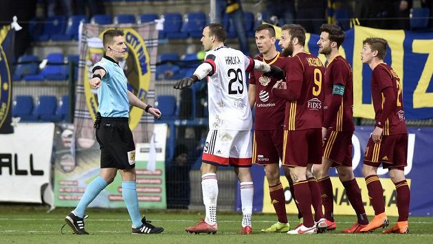 Rozhodčí Zbyněk Proske (vlevo) hovoří s hráči Dukly v duelu se Zlínem. Rozhodčí Zbyněk Proske (vlevo) hovoří s hráči Dukly v duelu se Zlínem.