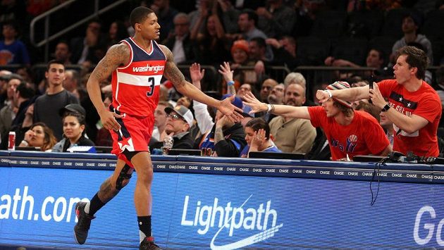 Basketbalista Washingtonu Wizards Bradley Beal se zdraví s fanoušky při zápasu s New York Knicks. Basketbalista Washingtonu Wizards Bradley Beal se zdraví s fanoušky při zápasu s New York Knicks.