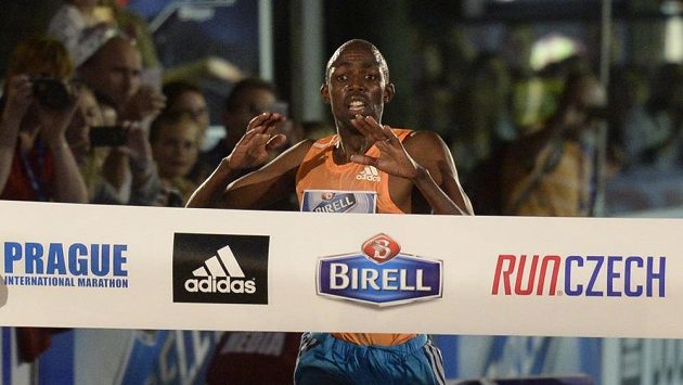 Keňan Geoffrey Ronoh se stal v sobotu v Praze vítězem Mezinárodního běžeckého závodu na 10 km Birell Grand Prix Praha. Keňan Geoffrey Ronoh se stal v sobotu v Praze vítězem Mezinárodního běžeckého závodu na 10 km Birell Grand Prix Praha.