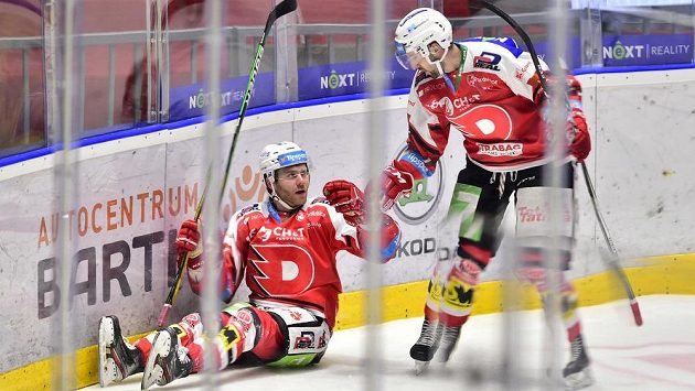 Pardubičtí hokejisté se radují po vstřelené brance. Pardubičtí hokejisté se radují po vstřelené brance.