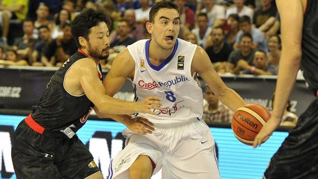 Japonský basketbalista Juta Tabuse (vlevo) se snaží vypíchnout míč Tomáši Satoranskému během přípravného zápasu. Japonský basketbalista Juta Tabuse (vlevo) se snaží vypíchnout míč Tomáši Satoranskému během přípravného zápasu.