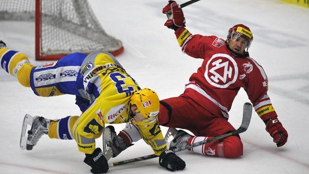 Zlínský útočník Filip Čech (vlevo) v souboji s třineckým forvardem Janem Peterkem. Zlínský útočník Filip Čech (vlevo) v souboji s třineckým forvardem Janem Peterkem.