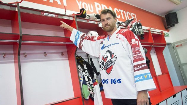 Nová posila hokejistů extraligových Pardubic Jakub Nakládal pózuje u svého místa v kabině. Nová posila hokejistů extraligových Pardubic Jakub Nakládal pózuje u svého místa v kabině.