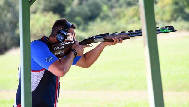 Střelec David Kostelecký v akci na střelnici v Holasicích. Střelec David Kostelecký v akci na střelnici v Holasicích.