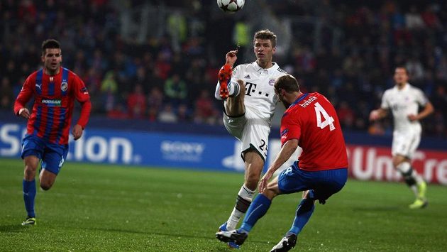 Roman Hubník (vpravo) se snaží zastavit Thomase Müllera z Bayernu v utkání Ligy mistrů. Vzadu dobíhá Michal Ďuriš. Roman Hubník (vpravo) se snaží zastavit Thomase Müllera z Bayernu v utkání Ligy mistrů. Vzadu dobíhá Michal Ďuriš.
