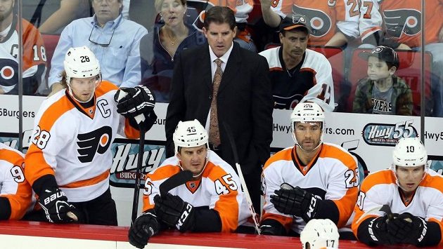 Kouč Peter Laviolette na střídačce hokejistů Philadelphie skončil. Kouč Peter Laviolette na střídačce hokejistů Philadelphie skončil.