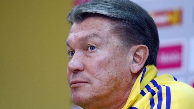 Trenér Ukrajiny Oleg Blochin mluví s novináři na tiskové konferenci. Trenér Ukrajiny Oleg Blochin mluví s novináři na tiskové konferenci.