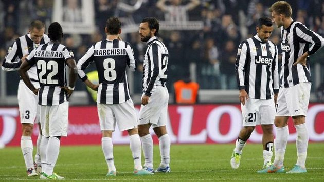 Zklamaní fotbalisté Juventusu po porážce od Interu. Zklamaní fotbalisté Juventusu po porážce od Interu.