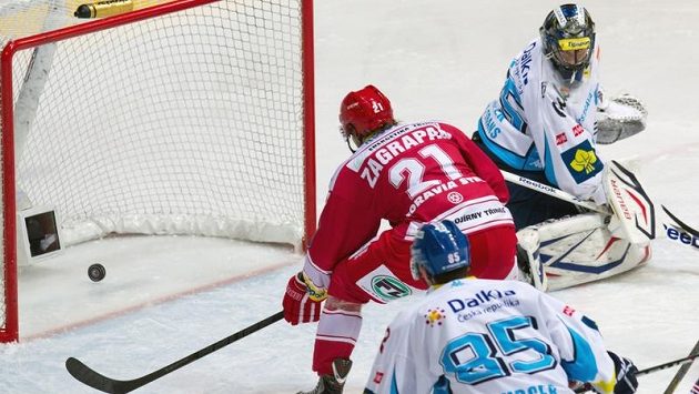 Třinecký útočník Marek Zagrapan střílí svůj první gól proti Vítkovicím. Třinecký útočník Marek Zagrapan střílí svůj první gól proti Vítkovicím.