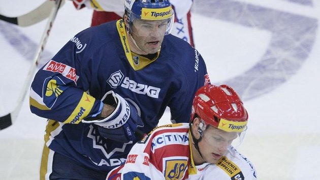 Slávistický útočník Vladimír Sobotka (vpravo) v souboji s Jaromírem Jágrem ve středečním extraligovém duelu s Kladnem Slávistický útočník Vladimír Sobotka (vpravo) v souboji s Jaromírem Jágrem ve středečním extraligovém duelu s Kladnem
