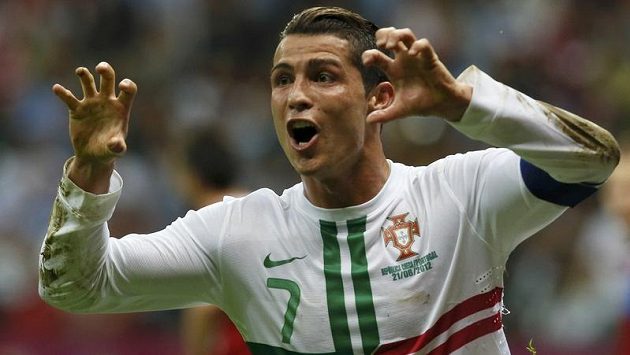 Hvězda Cristiano Ronaldo slaví svoji trefu, která znamenala postup portugalských fotbalistů do semifinále Eura Hvězda Cristiano Ronaldo slaví svoji trefu, která znamenala postup portugalských fotbalistů do semifinále Eura