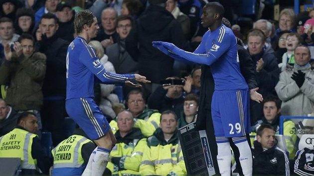 Útočník Chelsea Fernando Torres (vlevo) se setkal s nevaživým přijetím, když střídal Lamparda.Na snímku s ním je zachycen Demba Ba. Útočník Chelsea Fernando Torres (vlevo) se setkal s nevaživým přijetím, když střídal Lamparda.Na snímku s ním je zachycen Demba Ba.