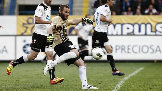 Liberecký brankář David Bičík v zápase s Plzní. Liberecký brankář David Bičík v zápase s Plzní.