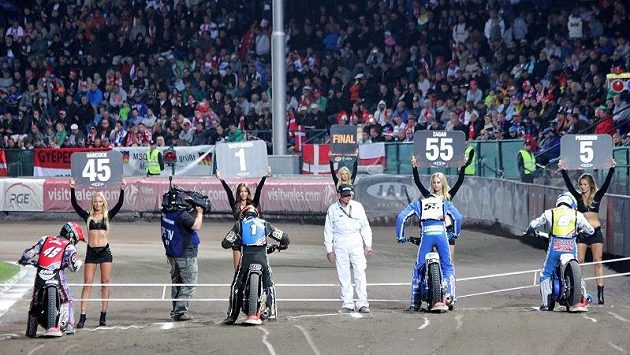 Napětí před finálovou jízdou plochodrážní Grand Prix na pražské Markétě. Pro vítězství si loni dojel Brit Woffinden (druhý zleva). Napětí před finálovou jízdou plochodrážní Grand Prix na pražské Markétě. Pro vítězství si loni dojel Brit Woffinden (druhý zleva).