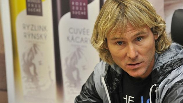 Pavel Nedvěd hovoří s novináři po příletu do Brna, v sobotu se zúčastní fotbalové benefice v Hodoníně Pavel Nedvěd hovoří s novináři po příletu do Brna, v sobotu se zúčastní fotbalové benefice v Hodoníně