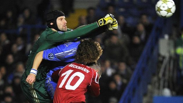 Petr Čech vyráží míč před Mikkelem Beckmannem z Nordsjaellandu. Petr Čech vyráží míč před Mikkelem Beckmannem z Nordsjaellandu.