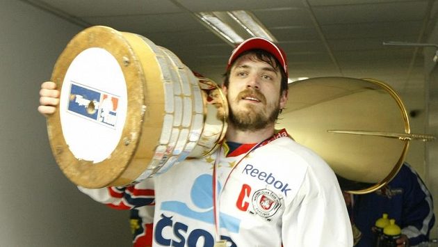 Pardubický kapitán Petr koukal si hrdě nesl mistrovský pohár . Pardubický kapitán Petr koukal si hrdě nesl mistrovský pohár .