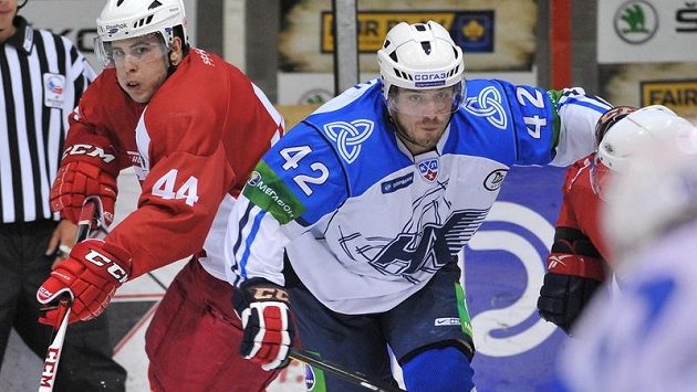 Petr Koukal v dresu Nižněkamsku (vpravo) bojuje o puk s Michalem Poletínem ze Slavie. Petr Koukal v dresu Nižněkamsku (vpravo) bojuje o puk s Michalem Poletínem ze Slavie.