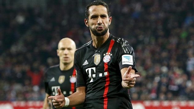 Mehdi Benatia z Bayernu oslavuje svůj gól proti Augsburgu, v pozadí autor dvou branek bavorského velkoklubu v utkání Arjen Robben. Mehdi Benatia z Bayernu oslavuje svůj gól proti Augsburgu, v pozadí autor dvou branek bavorského velkoklubu v utkání Arjen Robben.