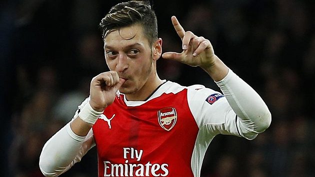 Mesut Özil z Arsenalu slaví gól proti Ludogorci Razgrad. Mesut Özil z Arsenalu slaví gól proti Ludogorci Razgrad.