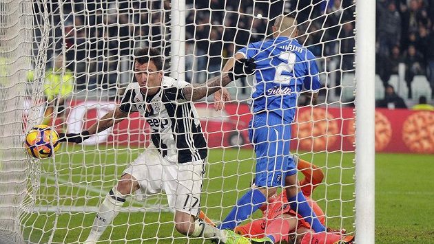 První gól fotbalistů Juventusu v souboji s Empoli. V bráně kromě míče skončil i útočník střelec Mario Mandžukič. První gól fotbalistů Juventusu v souboji s Empoli. V bráně kromě míče skončil i útočník střelec Mario Mandžukič.
