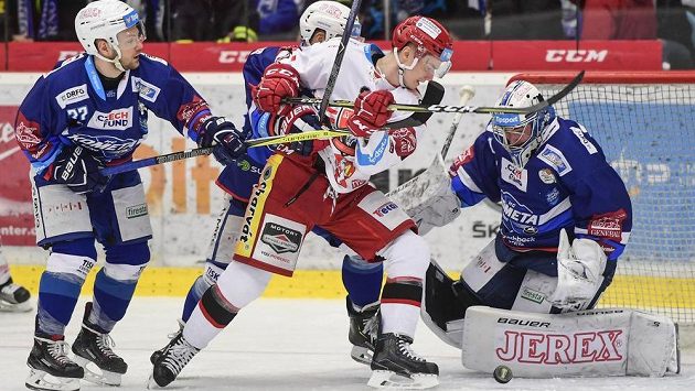 Zleva Jan Štencel a Michal Gulaši z Brna, hradecký Maris Bičevskis a brankář Brna Marek Čiliak v akci během čtvrtfinále play off. Zleva Jan Štencel a Michal Gulaši z Brna, hradecký Maris Bičevskis a brankář Brna Marek Čiliak v akci během čtvrtfinále play off.