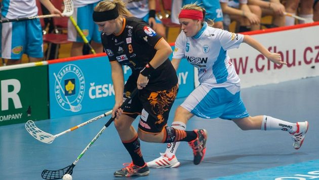 Kristýna Jílková (vlevo) z celku Herbadent SJM Prahy kryje míček před Ivanou Šupákovou z Vítkovic. Kristýna Jílková (vlevo) z celku Herbadent SJM Prahy kryje míček před Ivanou Šupákovou z Vítkovic.