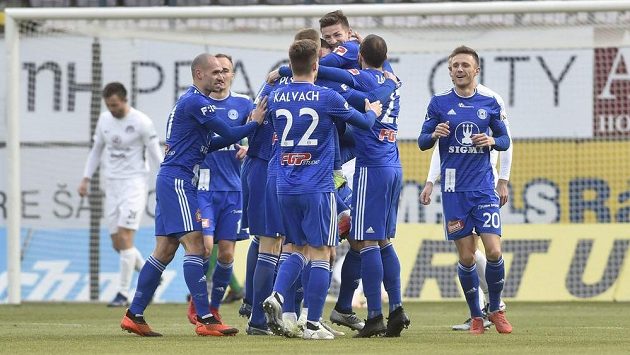 Olomoučtí hráči se radují z branky proti Slovácku, kterou vstřelil Martin Nešpor. Olomoučtí hráči se radují z branky proti Slovácku, kterou vstřelil Martin Nešpor.
