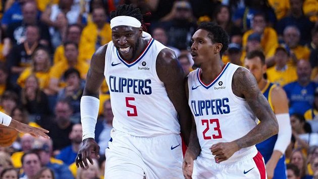 Montrezl Harrell (vlevo) a Lou Williams z Los Angeles Clippers slaví po výhře nad Golden State. Montrezl Harrell (vlevo) a Lou Williams z Los Angeles Clippers slaví po výhře nad Golden State.
