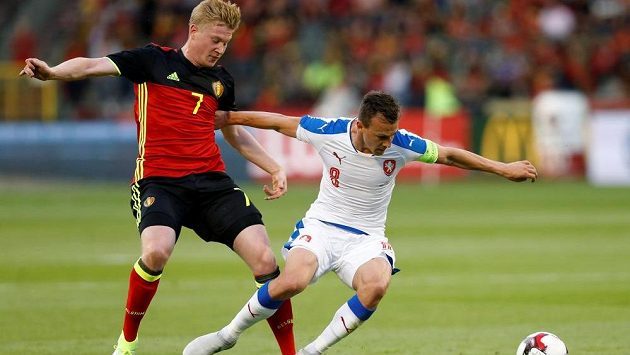 Belgičan Kevin De Bruyne a český kapitán Vladimír Darida. Belgičan Kevin De Bruyne a český kapitán Vladimír Darida.
