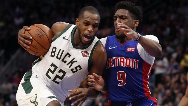 Basketbalisté Milwaukee Bucks slaví postup do čtvrtfinále NBA, na koš útočí Khris Middleton (22) v utkání s Detroit Pistons. Basketbalisté Milwaukee Bucks slaví postup do čtvrtfinále NBA, na koš útočí Khris Middleton (22) v utkání s Detroit Pistons.