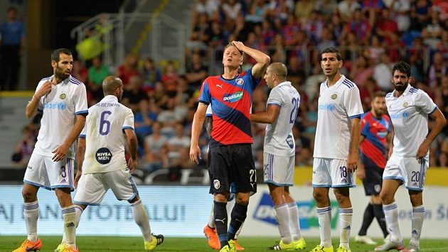 Zklamaný Václav Procházka z Plzně (uprostřed). Kolem něj radující se hráči Maccabi Tel Aviv. Zklamaný Václav Procházka z Plzně (uprostřed). Kolem něj radující se hráči Maccabi Tel Aviv.