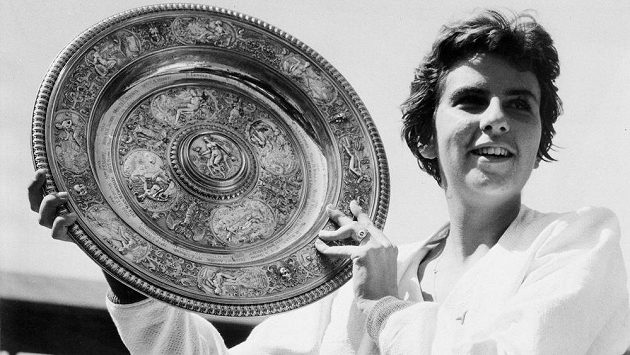 Brazilská tenistka Maria Buenová po výhře ve Wimbledonu v roce 1959. Brazilská tenistka Maria Buenová po výhře ve Wimbledonu v roce 1959.